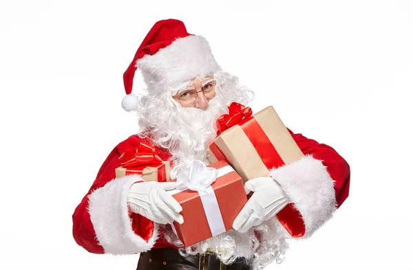 Szczęśliwy Santa Claus Trzyma Prezenty Izolowanie Białym Tle — Zdjęcie stockowe