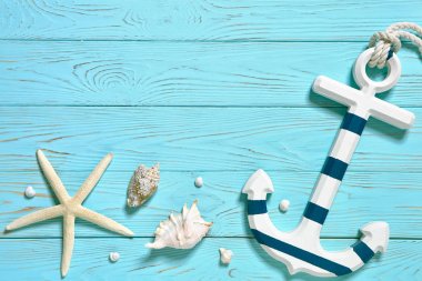Mavi tahtaüzerinde deniz aksesuarları.