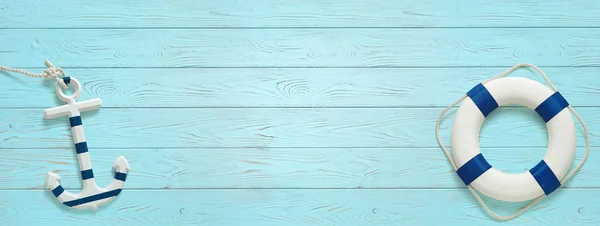 Anker en reddingsboei op een vintage blauwe achtergrond. Zomer banner. — Stockfoto
