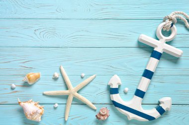 Mavi tahtaüzerinde deniz aksesuarları.
