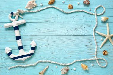 Deniz aksesuarları ile çerçeve kompozisyonu. Yaz saati deniz tatili konsepti.