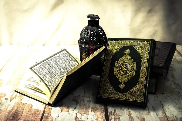 Korán Szent Könyv Muszlimok Nyilvános Tétel Minden Muszlimok Asztalon Csendélet — Stock Fotó