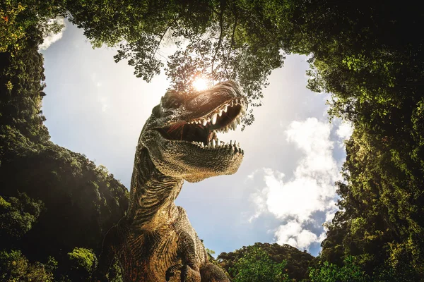 Dinosauro Rex Con Rami Albero Contro Sulla Natura — Foto Stock