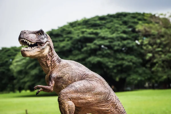 Dinosaurier Rex Mit Ästen Gegen Die Natur — Stockfoto