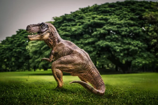 Dinozor Rex Niteliğine Karşı Ağaç Dalları Ile — Stok fotoğraf