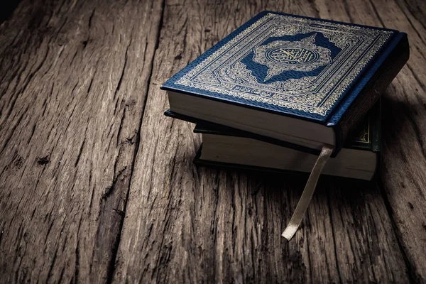 Коран Свята Книга Мусульман Суспільна Частина Всіх Муслімів Столі Життя — стокове фото
