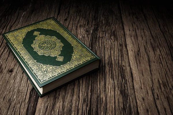 Koran Holy Book Muslims Public Item All Muslims Table Still — Stock Photo, Image