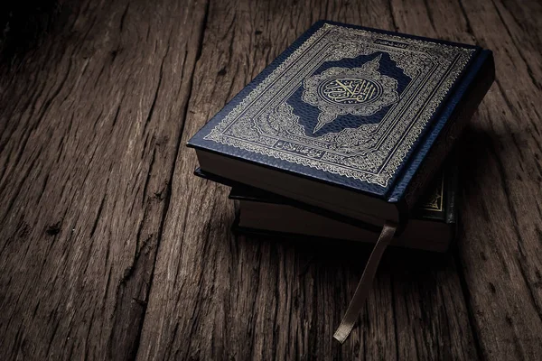Korán Svatá Kniha Muslimů Veřejná Položka Všech Muslimů Stole Zátiší — Stock fotografie