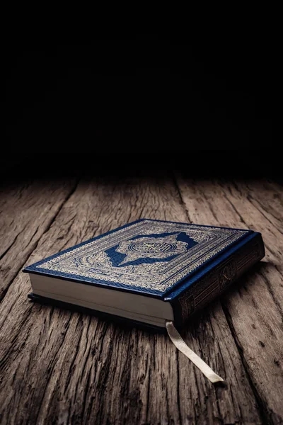 Korán Szent Könyv Muszlimok Nyilvános Tétel Minden Muszlimok Asztalon Csendélet — Stock Fotó