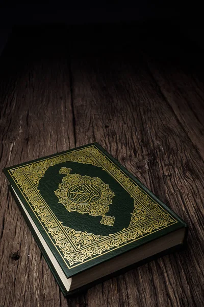Koran Święta Księga Muzułmanów Przedmiot Publiczny Wszystkich Muzułmanów Stole Martwa — Zdjęcie stockowe