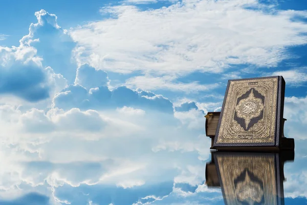 Koran Mit Wolken Himmel — Stockfoto