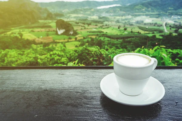 Tablo Arka Plan Olarak Sabahları Dağ Manzaralı Kahve Fincanı — Stok fotoğraf