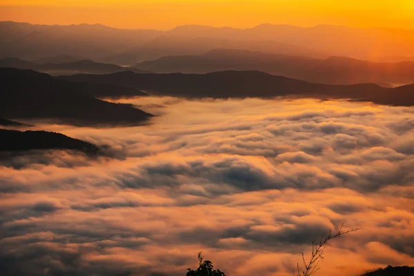 Закат Видом Горы Туманом — стоковое фото