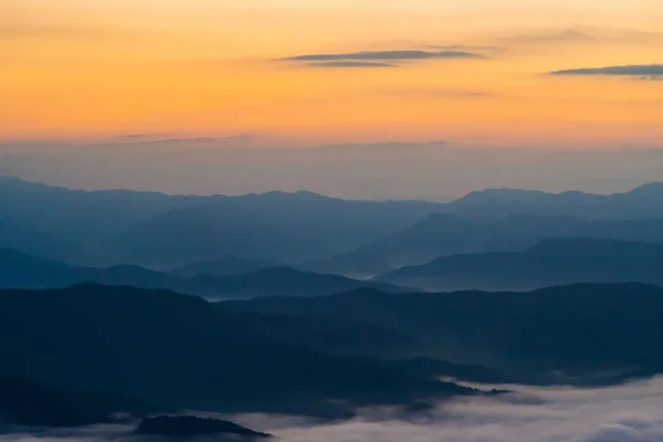 Coucher Soleil Avec Vue Sur Les Montagnes Avec Brume — Photo