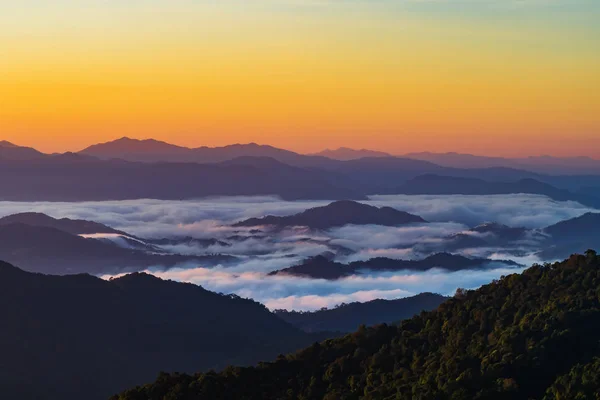 Краєвид гір з мрякою в Nan провінції Таїланду — стокове фото