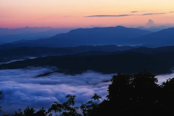 Coucher de soleil avec vue sur les montagnes avec brume — Photo