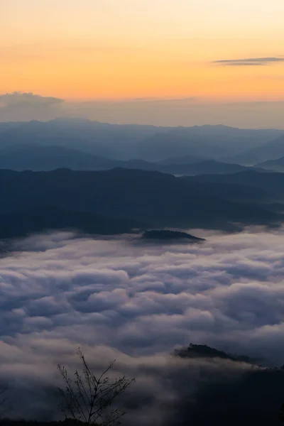 Puesta de sol con vistas a las montañas con niebla — Foto de Stock