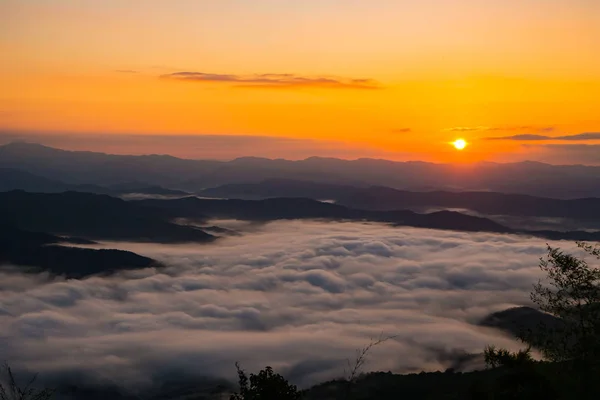 Coucher de soleil avec vue sur les montagnes avec brume — Photo