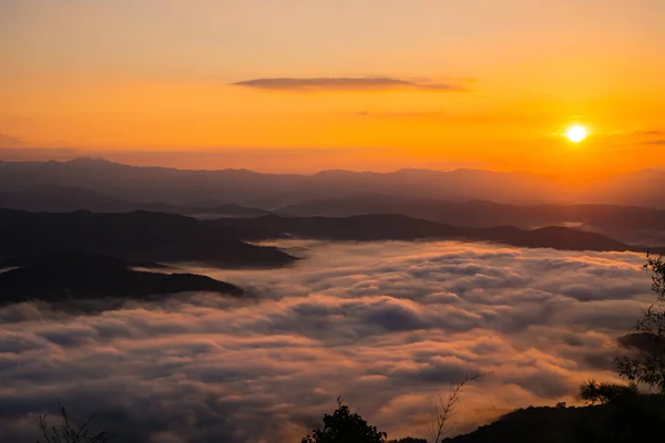 Захід сонця з видом на гори з мрякою — стокове фото