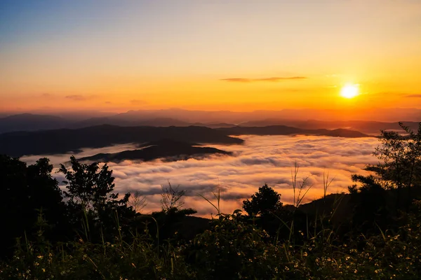 Захід сонця з видом на гори з мрякою — стокове фото