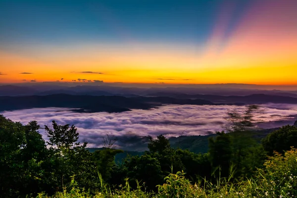 Закат с видом на горы с туманом — стоковое фото