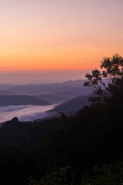 Puesta Sol Con Vistas Las Montañas Con Niebla — Foto de Stock