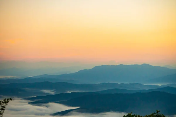 Puesta Sol Con Vistas Las Montañas Con Niebla — Foto de Stock