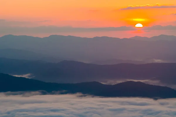 Tramonto Con Vista Sulle Montagne Con Nebbia — Foto Stock