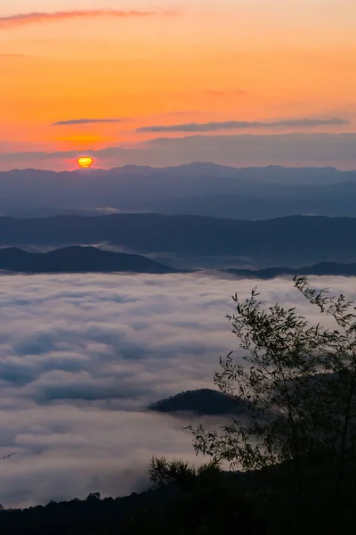 Zachód Słońca Widokiem Góry Mgły — Zdjęcie stockowe