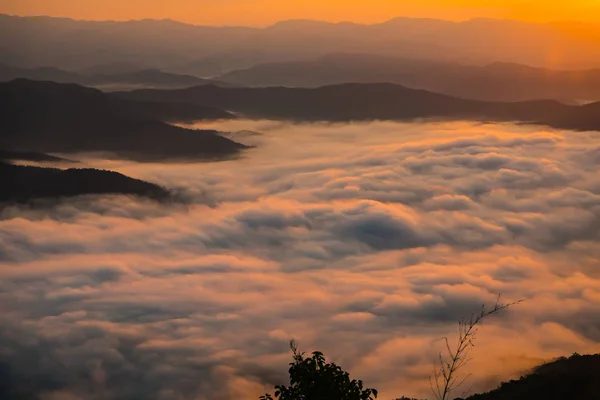 Sonnenuntergang Mit Blick Auf Berge Mit Nebel — Stockfoto