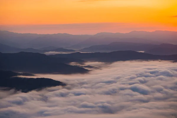 Sonnenuntergang Mit Blick Auf Berge Mit Nebel — Stockfoto