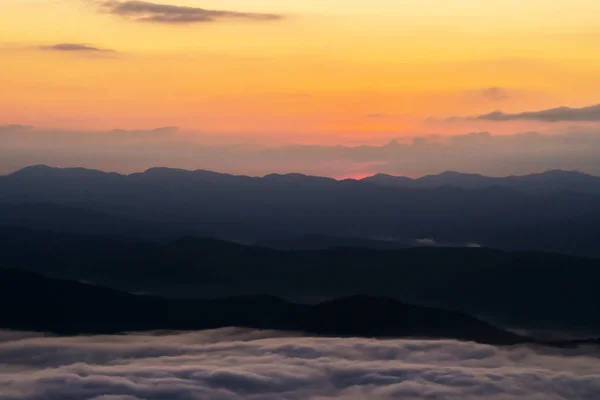 Puesta Sol Con Vistas Las Montañas Con Niebla —  Fotos de Stock