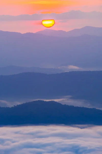 Puesta Sol Con Vistas Las Montañas Con Niebla — Foto de Stock