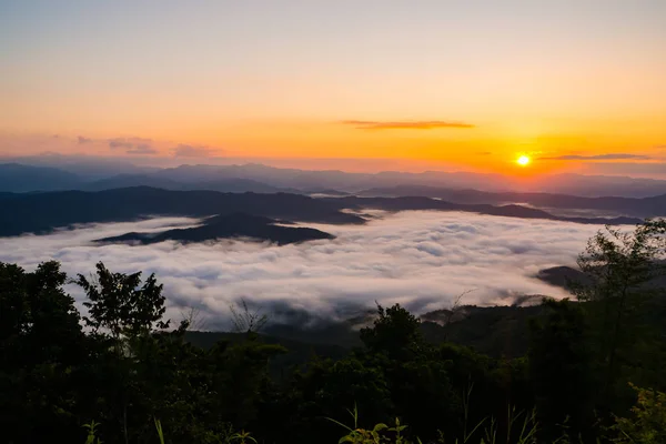 Coucher Soleil Avec Vue Sur Les Montagnes Avec Brume — Photo