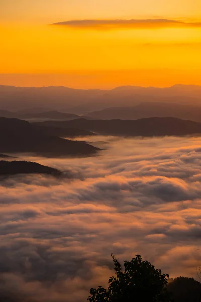 Puesta Sol Con Vistas Las Montañas Con Niebla — Foto de Stock