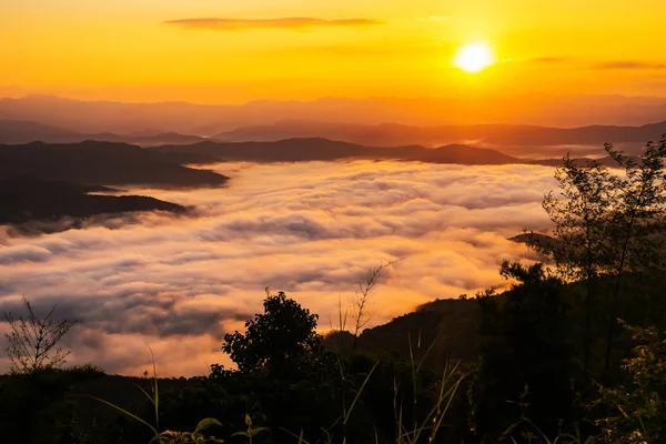 Coucher Soleil Avec Vue Sur Les Montagnes Avec Brume — Photo