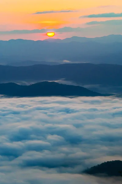 Sonnenuntergang Mit Blick Auf Berge Mit Nebel — Stockfoto