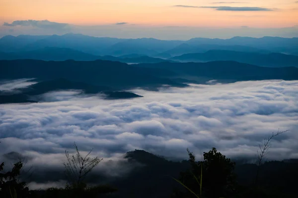 Coucher Soleil Avec Vue Sur Les Montagnes Avec Brume — Photo