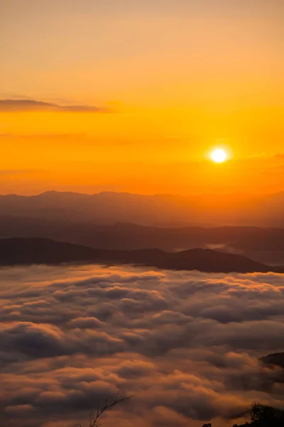 Puesta Sol Con Vistas Las Montañas Con Niebla —  Fotos de Stock