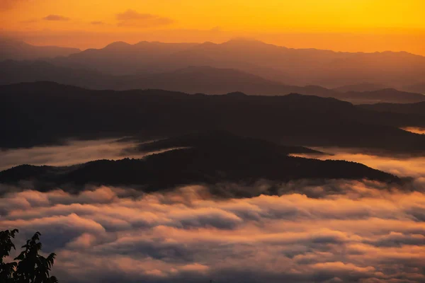Закат Видом Горы Туманом — стоковое фото