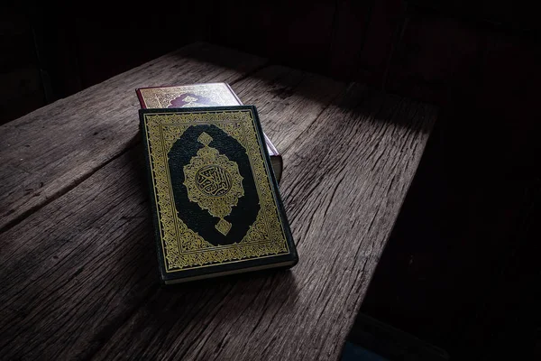 Koranen Helgedomen Bokar Muslimer Offentliga Objekt Alla Muslimer Stilleben — Stockfoto