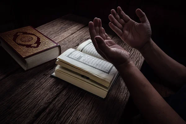 Alcorão Livro Sagrado Muçulmanos Item Público Todos Muçulmanos Ainda Vida — Fotografia de Stock