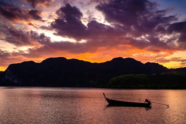 Landschap van zonsondergang, hemel in Twilight time met kleine vissen Bo — Stockfoto