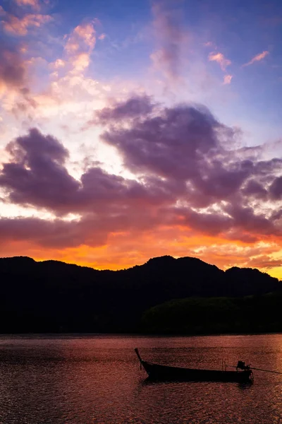 Landschap van zonsondergang, hemel in Twilight time met kleine vissen Bo — Stockfoto