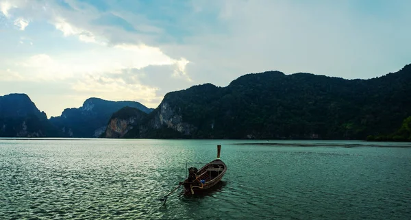 Landschap hemel met kleine vissersboten in Thailand — Stockfoto