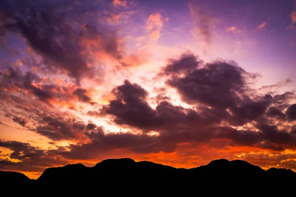 Landschaft des Sonnenuntergangs, Himmel in der Dämmerung in Thailand — Stockfoto