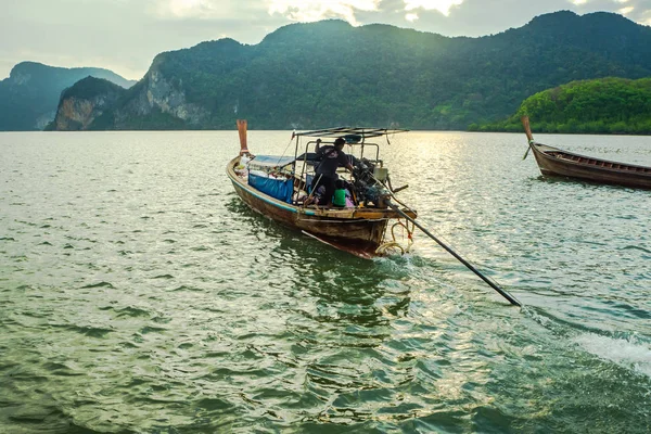 Landschap hemel met kleine vissersboten in Thailand — Stockfoto