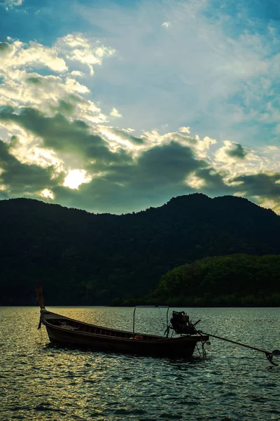 Τοπίο ουρανό με τις μικρές ψαρόβαρκες στην Ταϊλάνδη — Φωτογραφία Αρχείου
