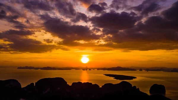 Hochwinkel-Luftaufnahme von Landschaft Sonnenuntergang und Berg in k — Stockfoto