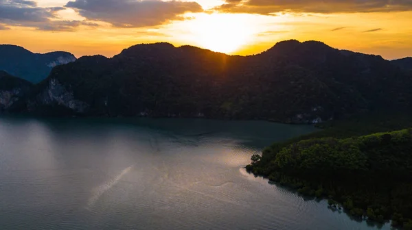 High Angle luchtfoto van landschap zonsondergang en berg in K — Stockfoto